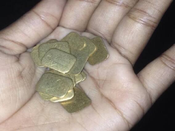 સુરતઃ ડુમ્મસ રોડ પર સોનાના સિક્કા મળ્યાની ચર્ચા, લોકોએ આખી રાત સિક્કા શોધ્યાની ચર્ચા