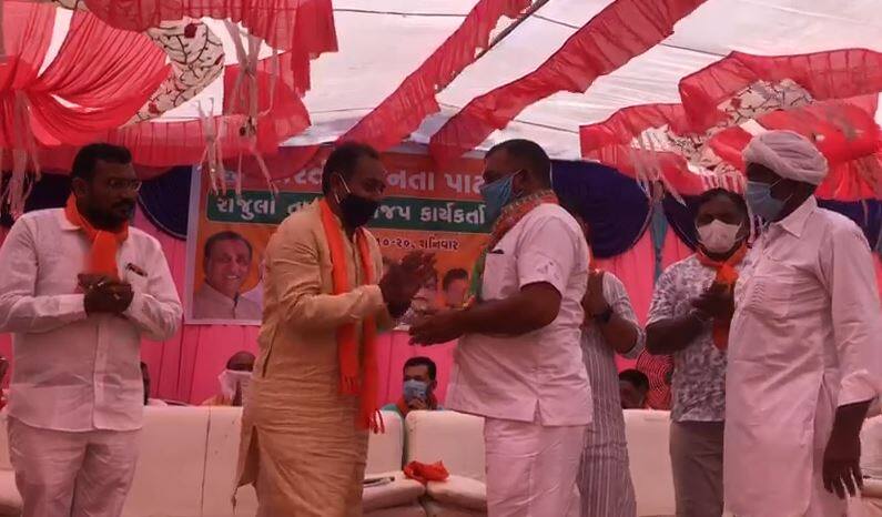 Amreli congress leader join BJP પેટા ચૂંટણી પહેલા નેતા વિપક્ષ પરેશ ધાનાણીના ગઢમાં ગાબડું, કૉંગ્રેસના આગેવાનોએ ધારણ કર્યો કેસરિયો