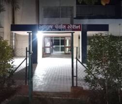 ગાંધીનગરઃ બંગલામાં અડધી રાત્રે ત્રાટકી પોલીસ, એક યુવક ને બે યુવતી શું કરી રહ્યાં હતાં ? બંને યુવતી છે ક્યાંની ?