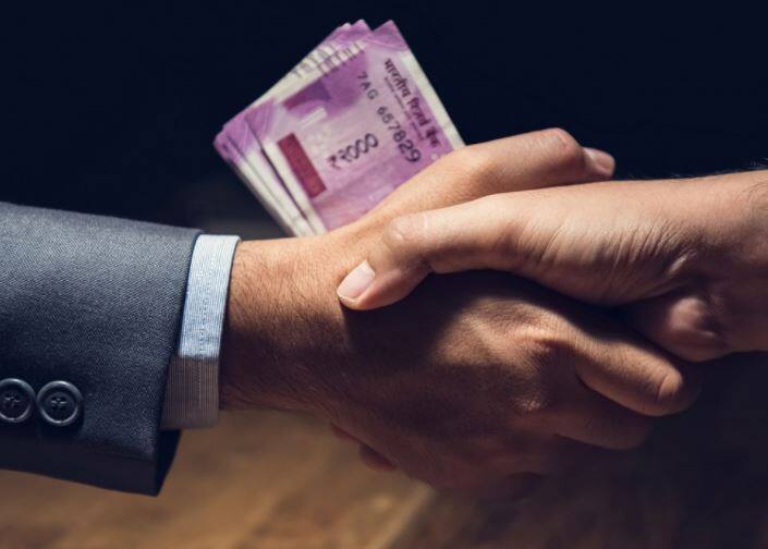 Mamlatdar Deputy Mamlatdar caught taking bribe of Rs 1 lakh in vadodra વડોદરામાં એન્ટી કરપ્શન બ્યુરોએ મામલતદાર-નાયબ મામલતદારને કેટલા લાખની લાંચ લેતા ઝડપી પાડ્યા ? જાણો