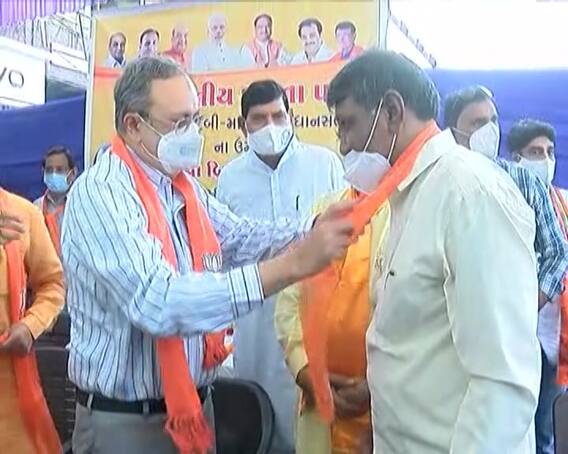 ગુજરાત પેટાચૂંટણીઃ કોંગ્રેસે ટિકિટ ન આપતાં કયા દિગ્ગજ નેતા ભાજપમાં જોડાઇ ગયા? જાણો વિગત