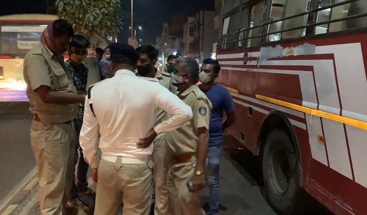 Driver of an ST bus was beaten up at Rajkot nagrik Bank Chowk રાજકોટના નાગરિક બેંક ચોકમાં અસામાજિક તત્વોનો આતંક, એસટી બસના ડ્રાઈવરને લોખંડની પાઈપથી માર્યો માર