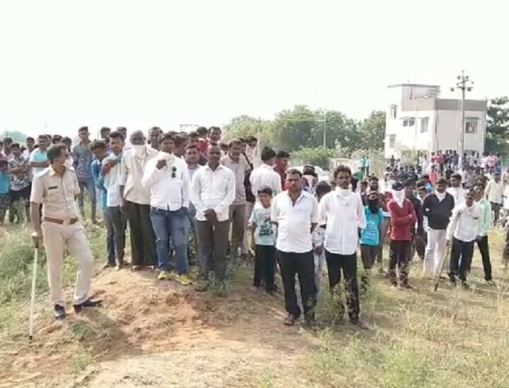 બનાસકાંઠાઃ મુકબધીર સગીરાનું ગળું કાપીને હત્યા કરી નાંખતા ચકચાર, ઘટનાસ્થળે લોકોના ટોળેટોળા ઉમટ્યા 12 year old girl dead body found in Banaskantha બનાસકાંઠાઃ મુકબધીર સગીરાનું ગળું કાપીને હત્યા કરી નાંખતા ચકચાર, ઘટનાસ્થળે લોકોના ટોળેટોળા ઉમટ્યા