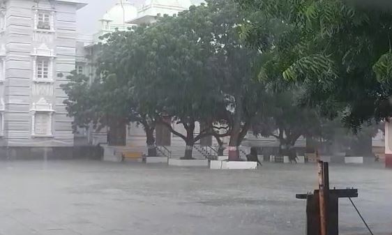 Heavy Rainfall in Bhavnager city and rural area ભાવનગર શહેર અને જિલ્લામાં વાદળછાયા વાતાવરણ વચ્ચે વરસાદ