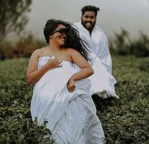 કપલે લગ્ન પછી એકપણ વસ્ત્ર પહેર્યા વિના શું લપેટીને જંગલમાં કરાવ્યું ફોટોશૂટ? જુઓ વાયરલ થયેલી તસવીરો