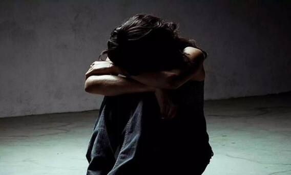 સુરતઃ ભાઈના ભાગીદારે યુવતી સાથે બાંધ્યા શારીરિક, મિત્રને પણ યુવતીના ઘરે લઈ ગયો, મિત્રને છોડીને નિકળી ગયો ને... સુરતઃ ભાઈના ભાગીદારે યુવતી સાથે બાંધ્યા શારીરિક, મિત્રને પણ યુવતીના ઘરે લઈ ગયો, મિત્રને છોડીને નિકળી ગયો ને...