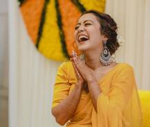 સિંગર નેહા કક્કરની મહેંદી અને પીઠીની રસમની તસવીરો આવી સામે, નેહાનો આવો હતો હટકે અંદાજ