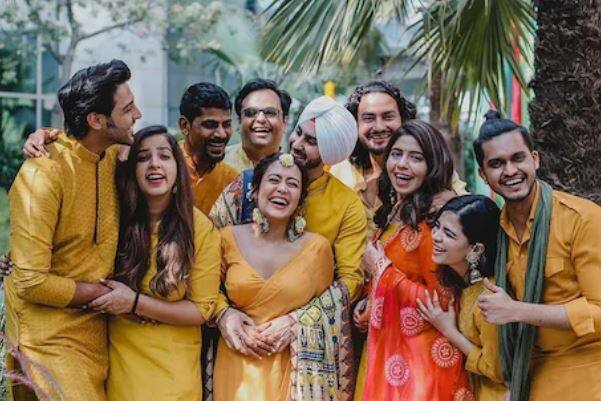 આ તસવીરોમાં નેહાની સાથે ટોની કક્કડ, રોહનપ્રિત સિંહ અને તેના અન્ય મિત્રો જોવા મળ્યા હતાં. નેહા કક્કડ આ પ્રસંગે પોતાના મિત્રો અને પરિવારના સભ્યો સાથે જોવા મળી હતી. પીળા રંગની સાડીમાં નેહા ખૂબ જ ગ્લેમરસ લાગતી હતી. તસવીરોમાં નેહા શાનદાર અંદાજમાં પોઝ આપતી જોવા મળી હતી.