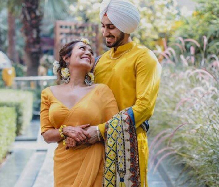 આ ઉપરાંત નેહા કક્કડની મહેંદી સેરેમની સાથે જોડાયેલી તસવીરો પણ ખૂબ ચર્ચામાં રહી હતી. મહેંદી સેરેમનીમાં નેહા બ્લેડ ડ્રેસમાં જોવા મળી હતી. નેહા કક્કડે પોતાના ઈંસ્ટાગ્રામ અકાઉન્ટ પર રોહનપ્રિત સિંહ સાથે વીડિયો શેર કર્યો હતો. નેહા કક્કડના લગ્નનું વેડીંગ કાર્ડ પણ હાલમાં જ વાયરલ થયું હતું.