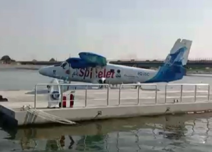 Seaplane arrived at Ahmedabad Sabarmati riverfront before PM Modi launch PM મોદી જેનું ઉદ્ઘાટન કરવાના છે તે સી-પ્લેન આવી પહોંચ્યું અમદાવાદના સાબરમતી રિવરફ્રંટ