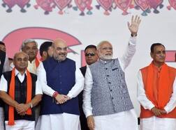 ગુજરાત પેટા ચૂંટણીઃ ભાજપના કયા ટોચના નેતા પર ફેંકાયું ચપ્પલ, જાણો મોટા સમાચાર