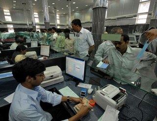 Bank of Baroda to take charge for more than 3 times deposit or withdraw from November આગામી મહિનાથી બેંકમાં રૂપિયા જમા કરાવવા અને ઉપાડવાનો પણ આપવો પડશે ચાર્જ, જાણો વિગત