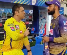 IPL 2020: મેચ બાદ ધોનીએ પોતાને ક્લિન બૉલ્ડ કરનારા વરુણને પાસે બોલાવીને શું આપી સલાહ, વીડિયો થયો વાયરલ