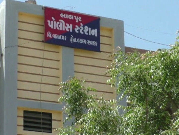 woman police complaint against neighbor in Lalpur police station of Jamnagar   જામનગરઃ 9 વર્ષીય બાળકી પર પાડોશી યુવકે બળાત્કાર ગુજારતા ખળભળાટ, યુવક ફરાર