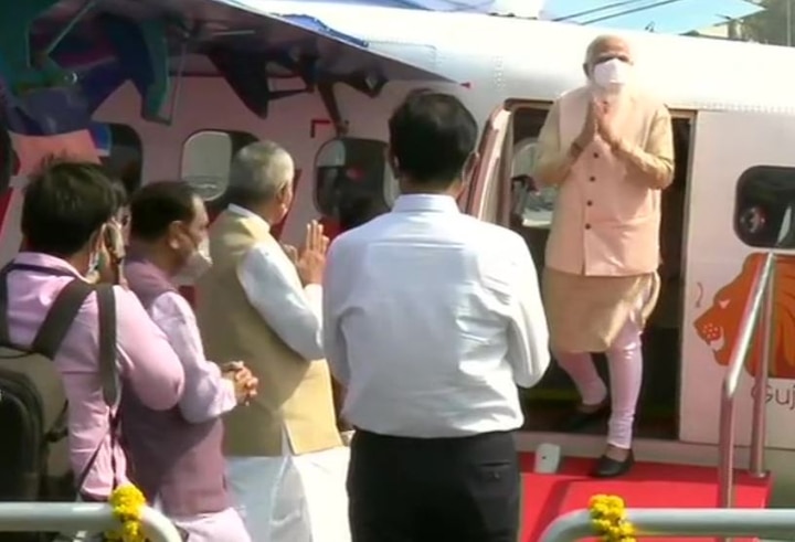 PM Narendra Modi arrives at Sabarmati riverfront on the first seaplane flight from Kevadia દેશની પ્રથમ સી-પ્લેન સેવાનો પ્રારંભ, PM મોદી અમદાવાદથી દિલ્હી જવા રવાના