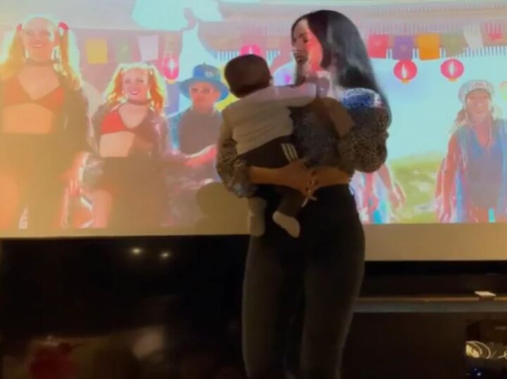 Hardik Pandya wife Natasa Stankovic dance with baby boy Agastya goes viral હાર્દિક પંડ્યાની પત્નીએ પુત્ર સાથે ઋતિક રોશનના ગીત 'જય જય શિવ શંકર' પર કર્યો ડાંસ, વાયરલ થયો વીડિયો