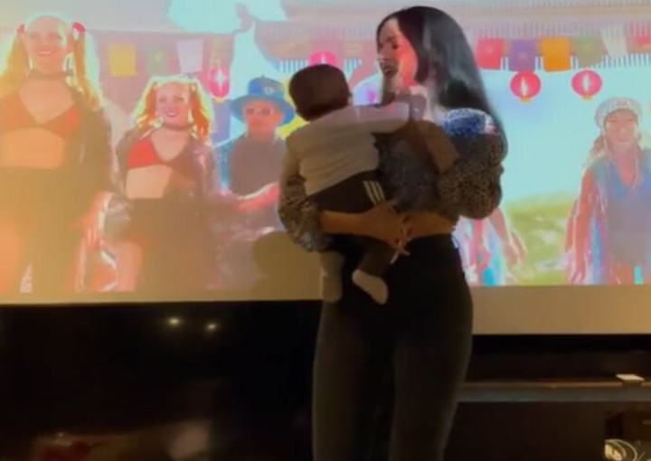 Natasha dances with her son on hrithik roshan song video goes viral હાર્દિક પંડ્યાની પત્ની નતાશા દિકરા સાથે ઋતિક રોશનના ગીત પર ડાન્સ કરતી જોવા મળી, વાયરલ થયો Video