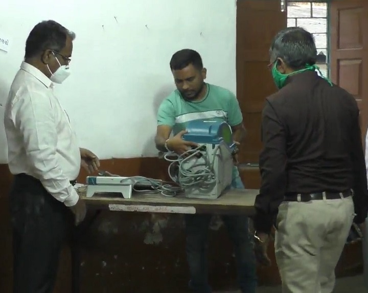Gujarat by poll : VVPAT mistake at Kaprada assembly seat before voting of Congress candidate ગુજરાત પેટાચૂંટણીઃ કઈ બેઠક પર VVPAT ખોટકાતા કોંગ્રેસના ઉમેદવારને મતદાન માટે જોવી પડી રાહ?