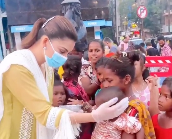 Actress Urvashi Rautela kanya poojan video viral on navratri આ હૉટ એક્ટ્રેસે ગરીબ બાળકોને વહેંચ્યાં ફૂડ પેકેટ, જુઓ વીડિયો