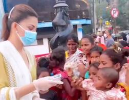 બોલીવૂડની આ એક્ટ્રેસે  રસ્તા પરના ગરીબ બાળકોને વહેંચ્યાં ફૂડ પેકેટ, સોશિયલ મીડિયામાં વીડિયો વાયરલ
