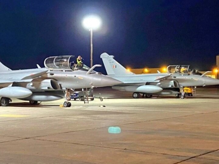 Second batch of IAF Rafale aircraft arrived in India after flying non-stop from France ફ્રાન્સથી નૉન સ્ટોપ ઉડાન ભરી ભારત પહોંચ્યા ત્રણ રાફેલ, જામનગર એરબેઝ પર થયા લેન્ડ