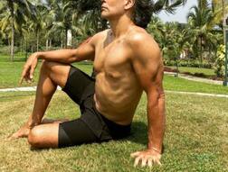 બોલીવુડના આ એકટરે બર્થ ડે પર નગ્ન થઈ બીચ પર લગાવી દોડ, ખુદ પત્નીએ જ ક્લિક કર્યો ફોટો