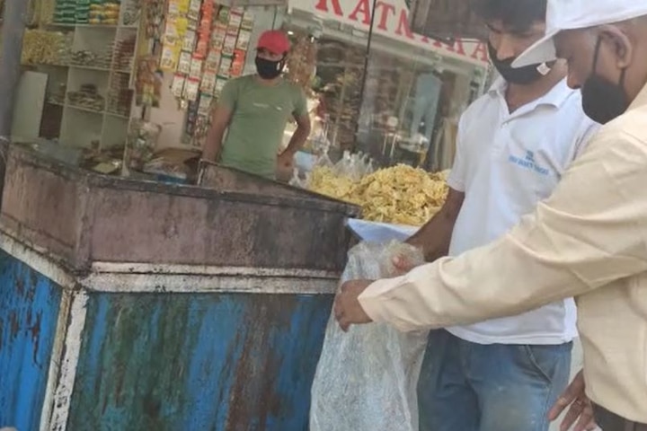 Health department Raids on sweet shops વડોદરા-રાજકોટમાં તહેવારોને લઈ આરોગ્ય વિભાગે મીઠાઈ અને ફરસાણની દુકાનોમાં પાડ્યા દરોડા
