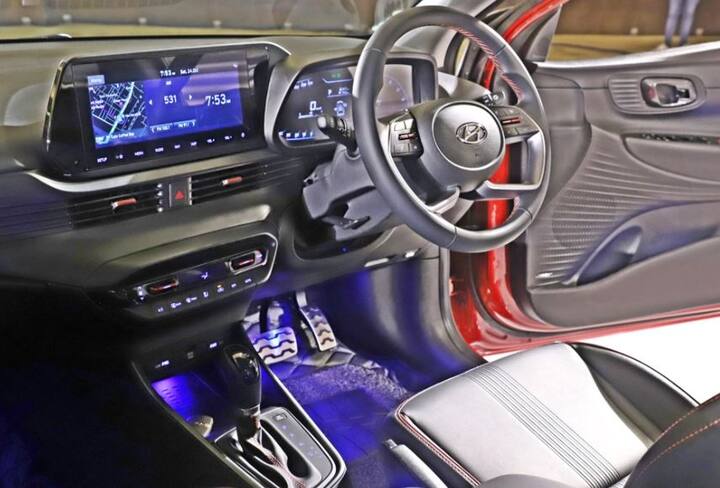 એન્જિનના સંદર્ભમાં નવી i20માં માપદંડ 1.2 લિટર પેટ્રોલ મળે છે જે મેન્યુઅલની સાથે 82 bhp અને CVT ઓટોની સાથે 86 bhp જનરેટ કરે છે. DCT ઓટોમેટિક અને એક iMTની સાથે 1.0 ટર્બો પેટ્રોલ છે. આ પૂર્ણ 120 બીએચપી પણ  બનાવે છે. અમને મેન્યુઅલ ટર્બો વિકલ્પ પણ પસંદ આવ્યો છે. એક ડીઝલ  1.5 છે અને સાથે જ 100 બીએચપી છે અને તે 6-સ્પીડ મેન્યુઅલ સાથે ઉપલબ્ધ છે. અમે ટૂંકમાં જ નવી i20 ડ્રાઈવ કરીશું, પરંતુ પ્રથમ નજરે આ હ્યુન્ડાઈ દ્વારા i20ને એક નવું પ્રીમિયમ પુશ આપવાનો સારો પ્રયત્ન છે. આ ચોક્સપણે સુવિધાઓ અને એન્જિન અથવા ટેક પ્લસના મામલે શાનદાર છે પરંતુ તેના માટે તમારે કિંમત પણ એવી જ ચૂકવવી પડશે. નવી i20 વાસ્તવમાં કેટલીક કોમ્પેક્ટ એસયૂવીની તુલનામાં વધારે સમજમાં આવી રહી છે.