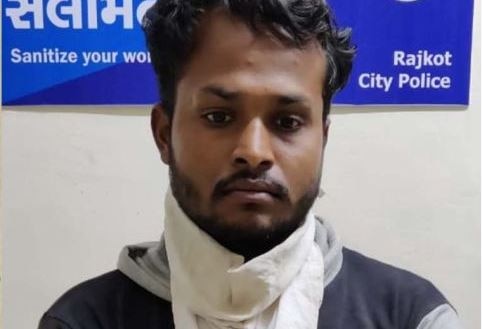 Police arrest man with more than 1 lakh fake currency notes રાજકોટ: 1 લાખથી વધુની નકલી ચલણી નોટ સાથે એક શખ્સને કુવાડવા પોલીસે ઝડપી પાડ્યો