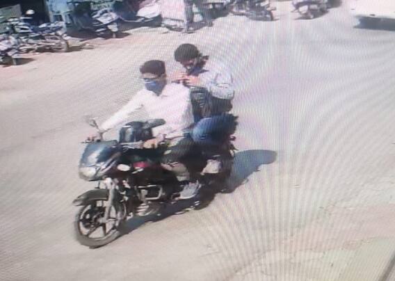 ગોંડલઃ 'આગળ મર્ડર થયું છે, પોલીસ ચેકીંગ ચાલું છે', તેમ કહી મહિલાનું પર્સ તપાસ્યું ને પછી.....