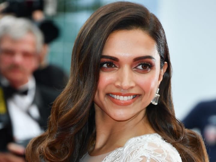 200 કરોડના બજેટમાં બનવા જઈ રહી શાહરુખની ‘Pathan’ફિલ્મ માટે આટલા કરોડ ફી લઈ રહી છે દીપિકા પાદુકોણ ! deepika padukone is charging 15 crore for shahrukh khans pathan movie 200 કરોડના બજેટમાં બનવા જઈ રહી શાહરુખની ‘Pathan’ફિલ્મ માટે આટલા કરોડ ફી લઈ રહી છે દીપિકા પાદુકોણ !