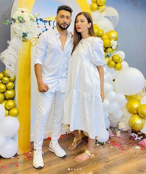 તાજેતરમાંજ ગૌહરે જૈદની સાથે પોતાની સગાઇની તસવીર પમ શેર કરી હતી, આ તસવીરમાં બન્ને એકબીજાને પ્રેમથી જોઇ રહ્યાં છે.