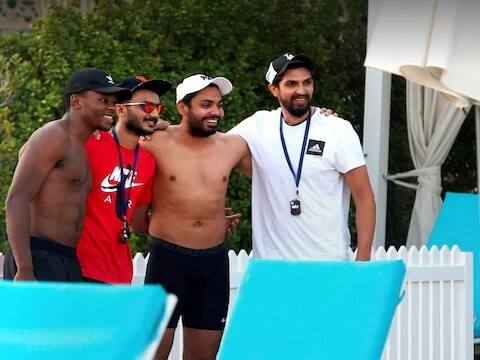 ઉલ્લેખનીય છે કે કોરોના વાયરસના કારણે હાલ તમામ ટીમો બાયૉ બબલમાં રહી રહી છે, બાયૉ બબલ તોડવા પર ખેલાડીઓ અને સ્ટાફને સખત સજાનો સામનો પણ કરવો પડે છે. (PTI Photo)