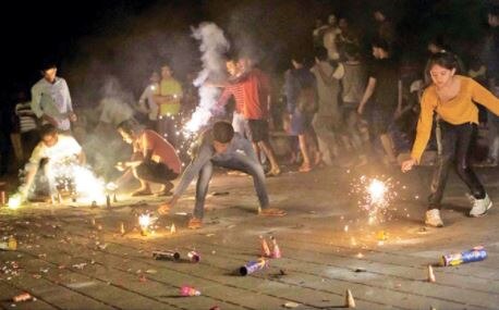 In Ahmedabad, firecrackers bursting from 8 pm to 10 pm અમદાવાદમાં રાત્રે કેટલા વાગ્યે ફોડી શકાશે ફટાકડા ? પોલીસ કમિશનરે જાહેરનામું બહાર પાડી શું કહ્યું ? જાણો