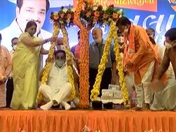 C.R. પાટીલનું વજન 97 કિલો પણ કોણે 4 કિલો ચાંદી ઉમેરીને આપી 101 કિલો ચાંદી, પાટીલે આ ચાંદી કોને આપવાનું કર્યું એલાન ?