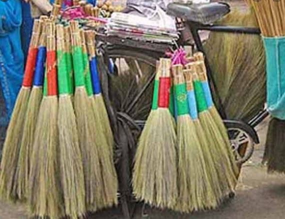 Diwali 2020: Know the importance of buying broom on Dhanteras ધનતેરસ પર સોના-ચાંદી સહિત સાવરણી ખરીદવાનું પણ છે વિશેષ મહત્વ, જાણો શું છે કારણ