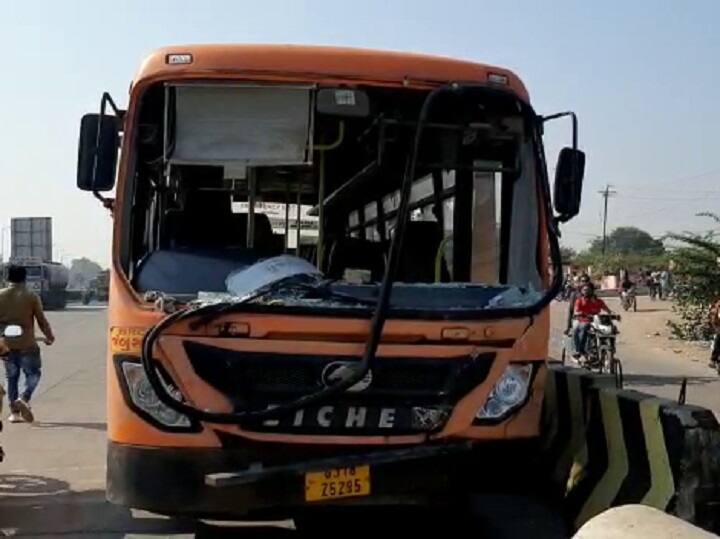 Anand ST bus accident with two cars and two persons, one dead આણંદઃ ને.હા. 48 પર બેકાબૂ બનેલી ST બસે બે કિન્નર- બે કારને લીધા અડફેટે, કિન્નરનું મોત