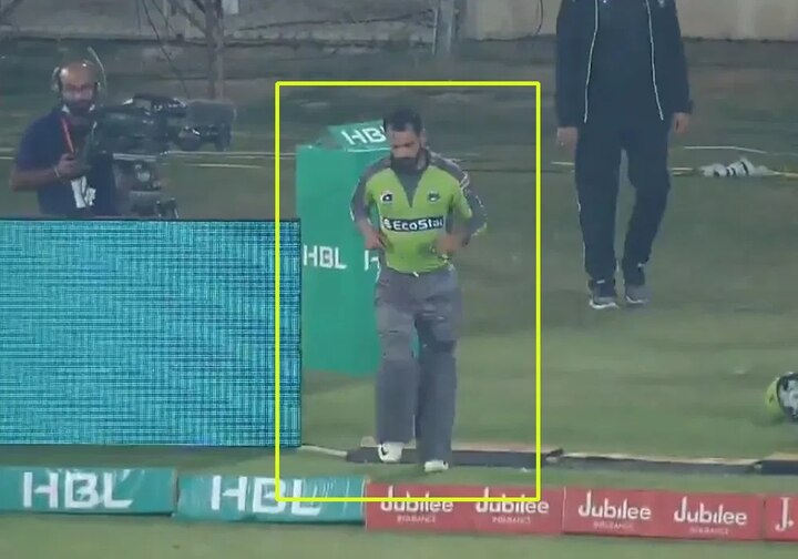 psl cricketers fun with mohammad hafeez for he ran into bathroom in live match  પાકિસ્તાની ક્રિકેટર ચાલુ મેચે મેદાન પર બેટિંગ કરતાં કરતાં પેશાબ કરવા દોડ્યો, સાથી ખેલાડીઓએ ઉડાવી મજાક, જુઓ વીડિયો