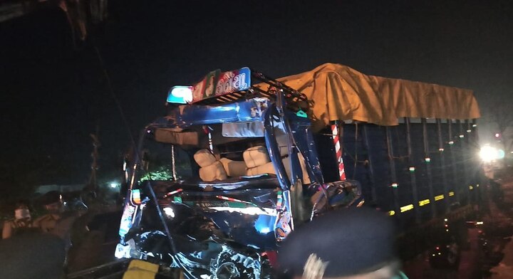 Vadodara: 9 killed, 17 injured in tractor-tempo accident on Vaghodia Chokdi Bridge વડોદરાઃ વાઘોડીયા ચોકડી બ્રિજ પર ટ્રેલર-ટેમ્પો વચ્ચે ગમખ્વાર અકસ્માત, 9 લોકોના મોત, 17 ઇજાગ્રસ્ત