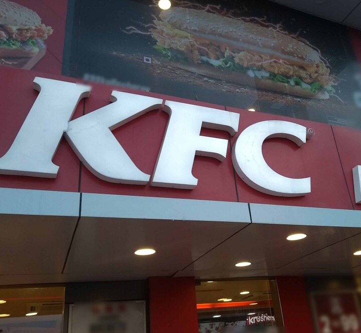 Ahmedabad corporation seal KFC and Royal infilled show room due to fail social distance અમદાવાદ કોર્પોરેશને KFC અને રોયલ એનફિલ્ડના શોરૂમને કેમ મારી દીધું સીલ? જાણો વિગત