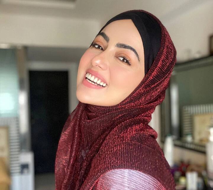 આ પહેલા સના ખાને 8 ઓક્ટોબરે સોશ્યલ મીડિયા પર એક લાંબી પોસ્ટ લખી હતી. જેમાં તેણે ધર્મને આધાર માન્યો હતો અને ગ્લેમરની દુનિયાને અલવિદા કહેતા લખ્યું હતું કે, હું મારુ બાકીનું જીવન અલ્લાહના રસ્તે ચાલીને વિતાવીશ અને અલ્લાહના આદેશ પ્રમાણે ચાલશે. 