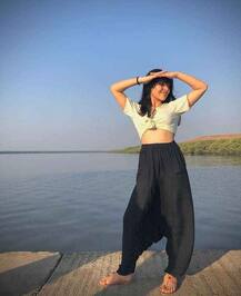 તારક મેહતાની જુની સોનુએ બ્લેક બિકીનીમાં બતાવ્યો બૉલ્ડ અવતાર, સમુદ્ર કિનારે મસ્તી કરતી તસવીરો વાયરલ