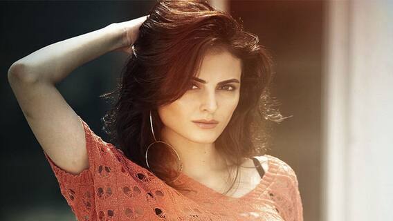 એક્ટ્રેસ મંદાના કરીમીએ પ્રૉડ્યૂસર પર લગાવ્યો શોષણનો આરોપ, બોલી- શૂટિંગ પુરુ થયા પછી તેને મને વેનિટી વેનમાં બોલાવી ને પછી....... એક્ટ્રેસ મંદાના કરીમીએ પ્રૉડ્યૂસર પર લગાવ્યો શોષણનો આરોપ, બોલી- શૂટિંગ પુરુ થયા પછી તેને મને વેનિટી વેનમાં બોલાવી ને પછી.......