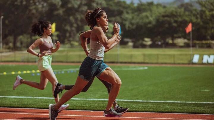 આ ચીયરફૂલ તસવીરોની સાથે તાપસીએ એક કેપ્શનમાં એથ્લિટ વિશે લખ્યું છે- જો તમારાથી ક્યારેય છુટી ગયુ હોય તો.... તે મુશ્કુરાય પણ છે. 