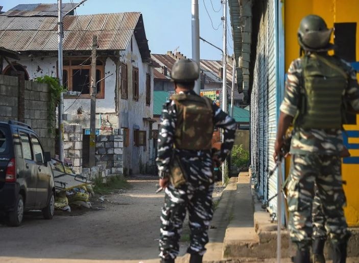 2 soldiers killed in terror attack on army patrol near Srinagar શ્રીનગરમાં કારમાં આવેલા આતંકીઓએ સુરક્ષાદળ પર કર્યું ફાયરિંગ, બે જવાન શહીદ