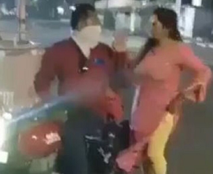 Rajkot curfew : man slapped wife after not wear mask  રાજકોટઃ માસ્ક નહીં પહેર્યો હોવા છતાં યુવતી પોલીસ સાથે કરી રહી હતી જીભાજોડી, પતિએ ના પાડી પણ ચૂપ ના રહેતાં પતિએ ઠોક્યો તમાચો ને......