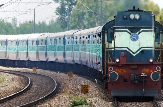 Railway timetable changed in Gujarat ગુજરાતમાં રેલ્વેનું ટાઈમ ટેબલ બદલાયુઃ અમદાવાદ, સુરત, રાજકોટથી ઉપડતી કઈ ટ્રેન હવે કેટલા વાગ્યે ઉપડશે ?