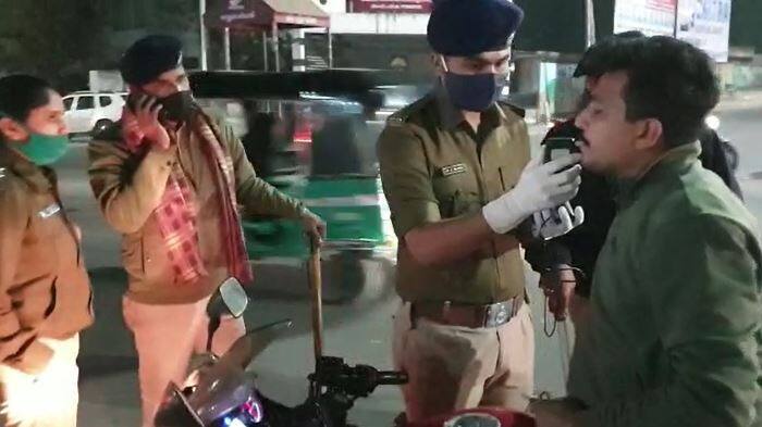 police checking in the state December 31 થર્ટી ફર્સ્ટને લઈને રાજ્યમાં પોલીસનું સઘન ચેકિંગ, અમદાવાદમાં ફાર્મ હાઉસ, ક્લબોમાં પોલીસની બાજ નજર