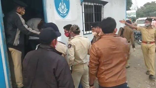 મણ અને દાદરાનગર હવેલીમાંથી દારૂનો નશો કરી ગુજરાતમાં પ્રવેશતા પ્યાસીઓ પોલીસની ઝપટે ચડ્યા હતા. 2020નો છેલ્લો દિવસ પીધેલાઓ માટે યાદગાર દિવસ બની રહ્યો હતો. વલસાડ જિલ્લાના વિવિધ પોલીસ સ્ટેશનમાં પોલીસની કાર્યવાહીમાં 750થી વધુ પીધેલા પકડાયા છે.