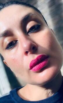 પ્રેગનન્ટ કરિના કપૂર ખાનની પિન્ક લિપસ્ટિક વાળી સેલ્ફી વાયરલ, જુઓ તવસીરો